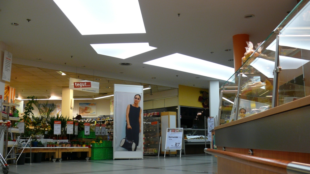 Axelor Lichtdecke in einer Shopping Mall